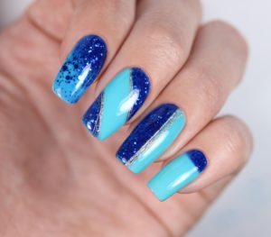 Голубой маникюр с блестками на длинные и средние ногти